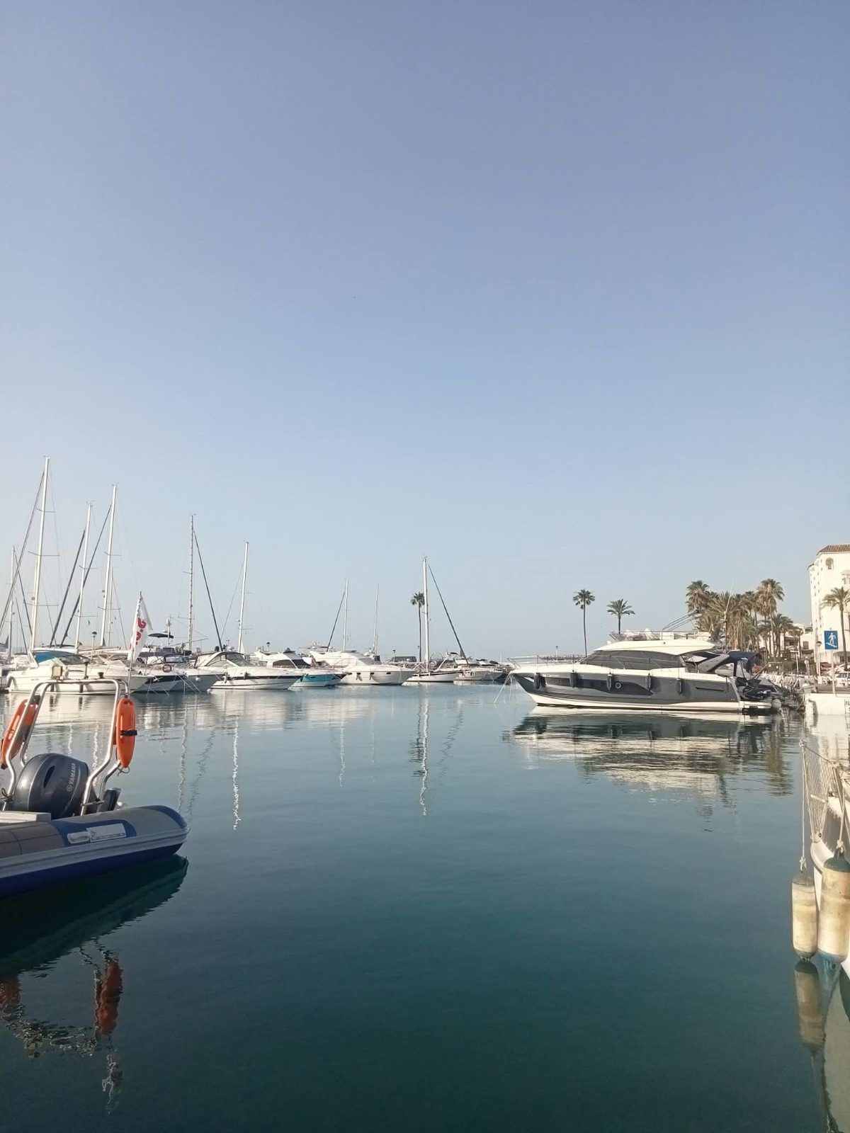 El puerto de Estepona al amanecer, agua de cristal