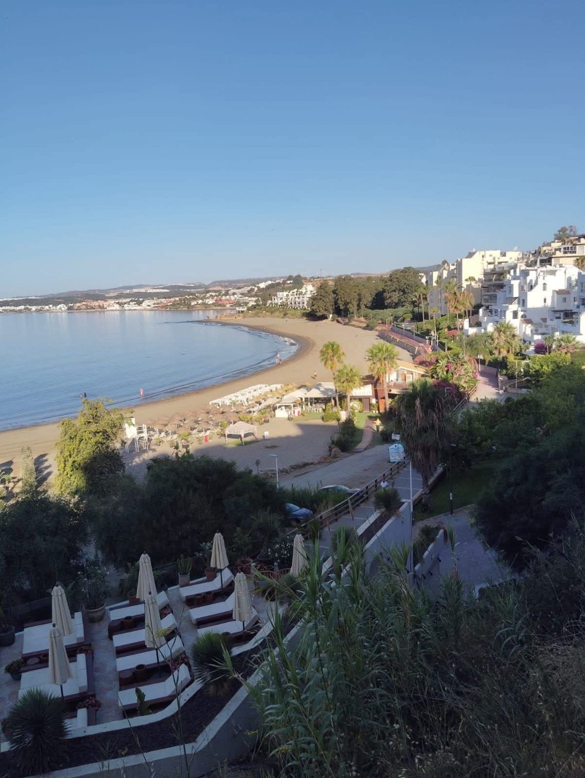 La cala con las hamacas escalonadas de Laguna Village